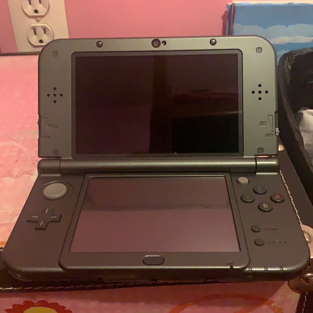 3Ds game that it comes with a charger, 7 games, and AR cards.